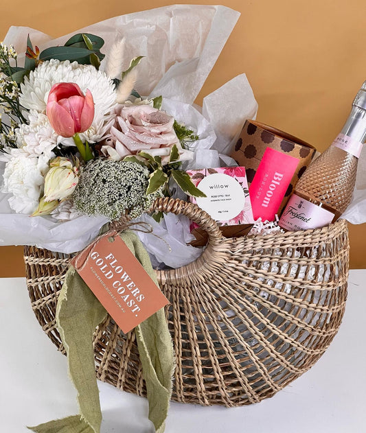 B E S T I E  B A S K E T 

Spoil the bestie in your life 🤍

Blooms, Rosé & some thoughtful goodi made with love by Flowers Gold Coast www.flowersgoldcoast.com.au the Gold Coast's best Florist- Same Day Flower Delivery